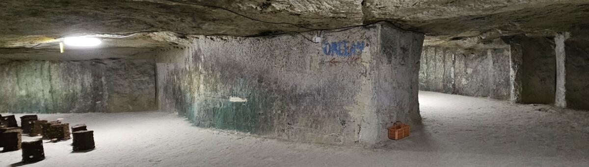 Galerie de la Champignonnière indiquant la direction des villes