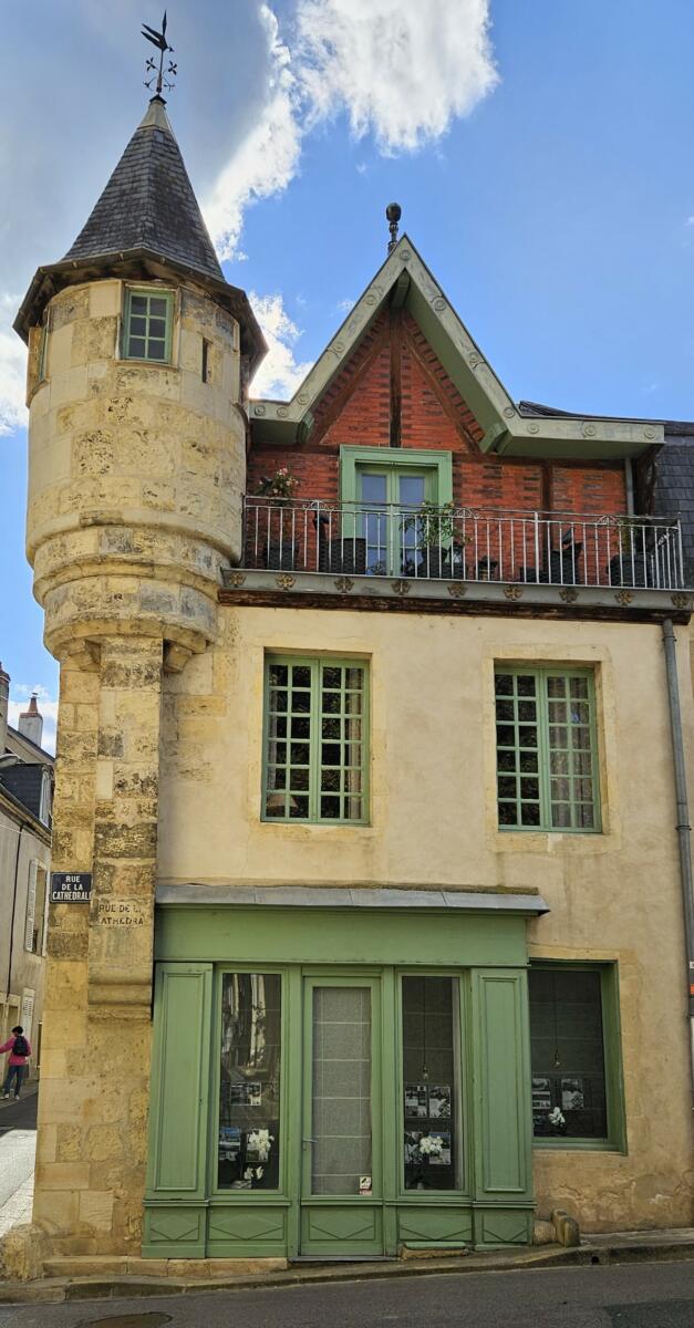 Un immeuble du XIVe siècle et son échauguette