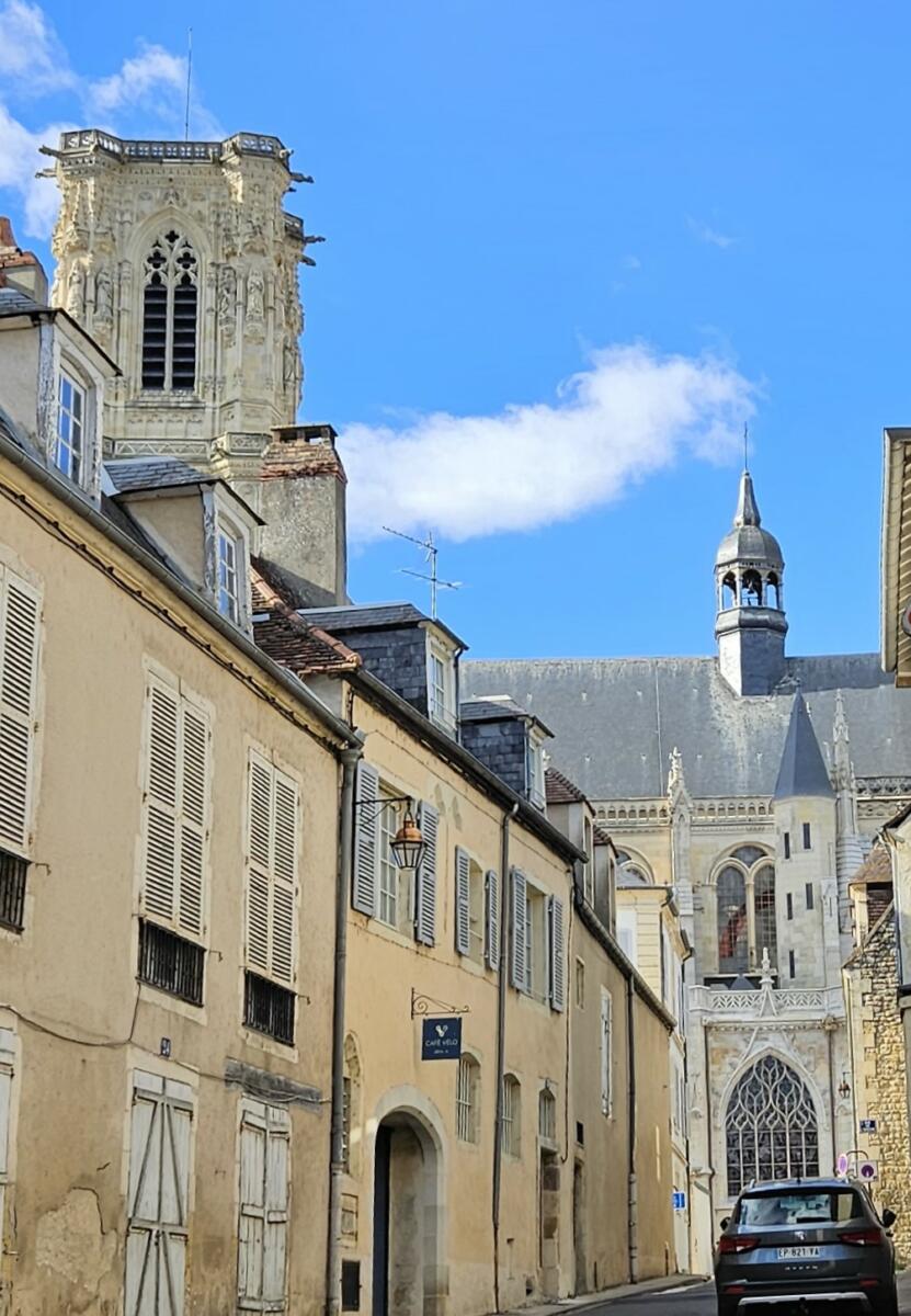 Vue sur la Cathédrale St Cyr depuis la rue de la Catédrale
