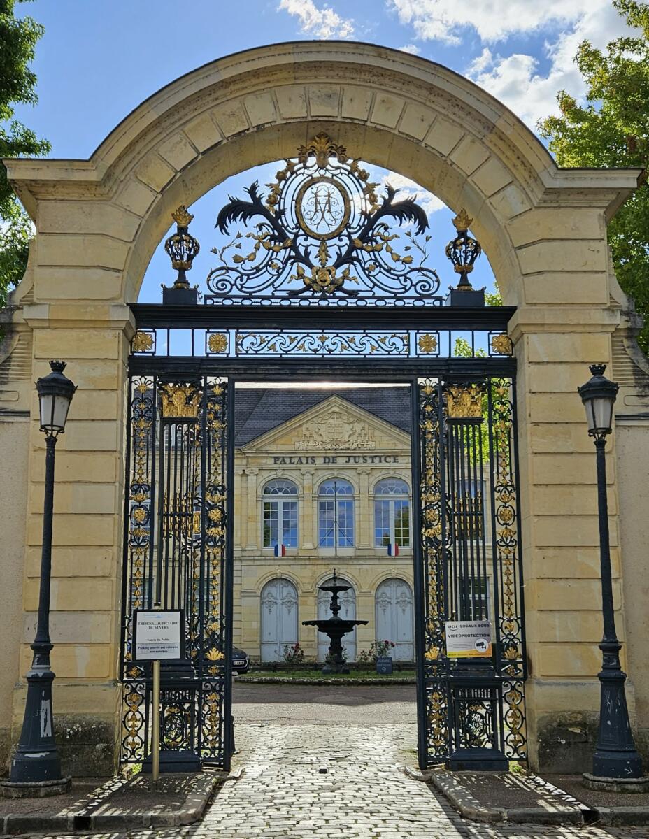 Porte d'Entrée du Palais de Justice