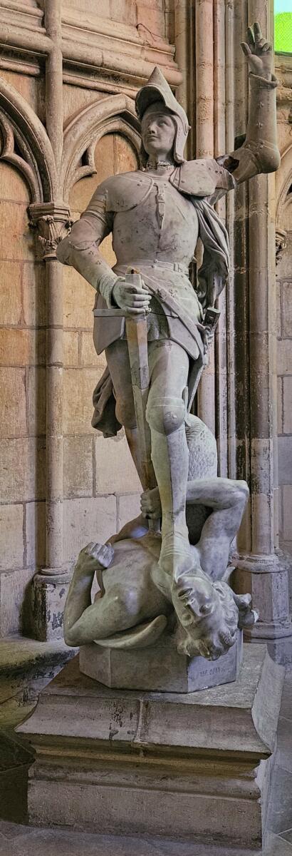 Statue de Jeanne D'Arc se trouvent à Droite du Monument au Morts