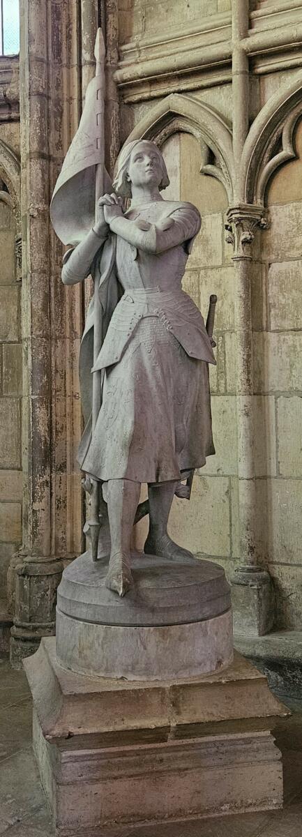 Statue de Jeanne D'Arc se trouvent à Gauche du Monument au Morts