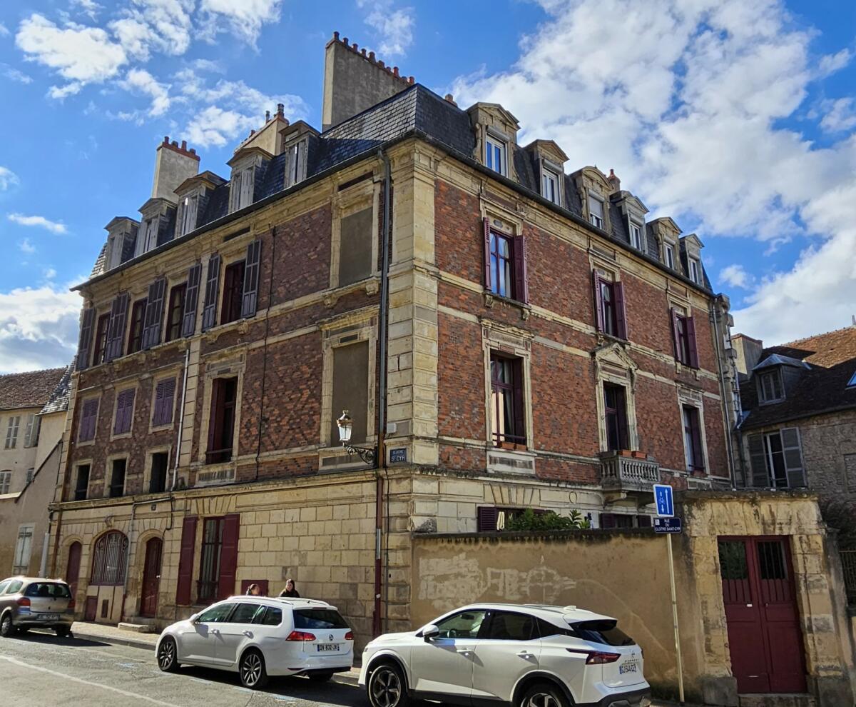 Ancienne Maison visible en sortant de la Cathédrale