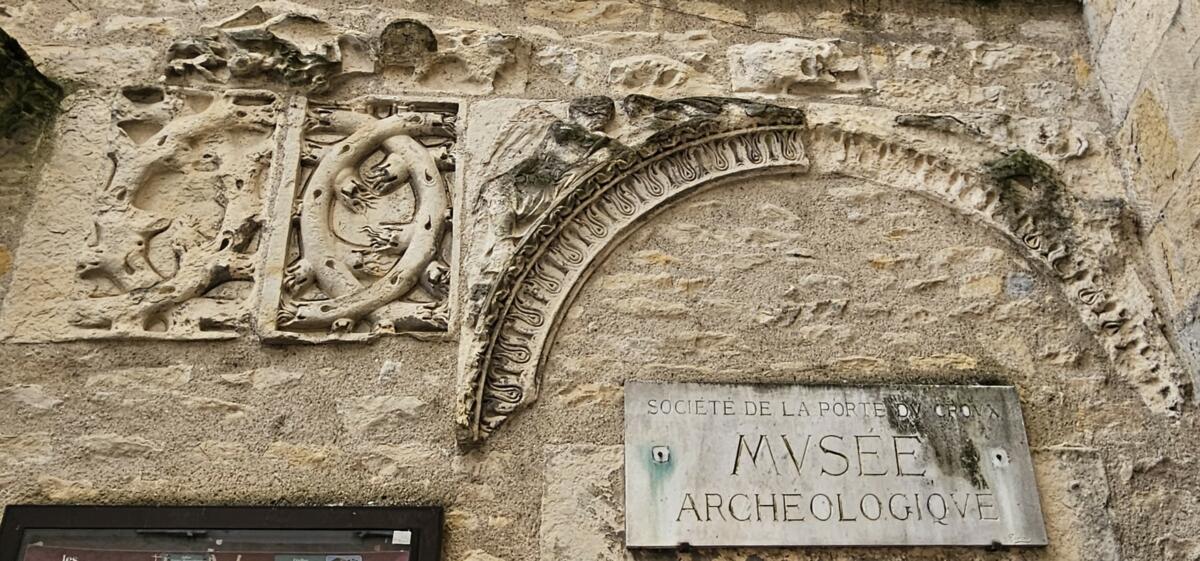 Gravure au dessus de la Porte du Musée de l'Archéologie.