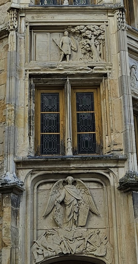 Sculpture en bas relief de la Tour Centrale du Palais Ducal