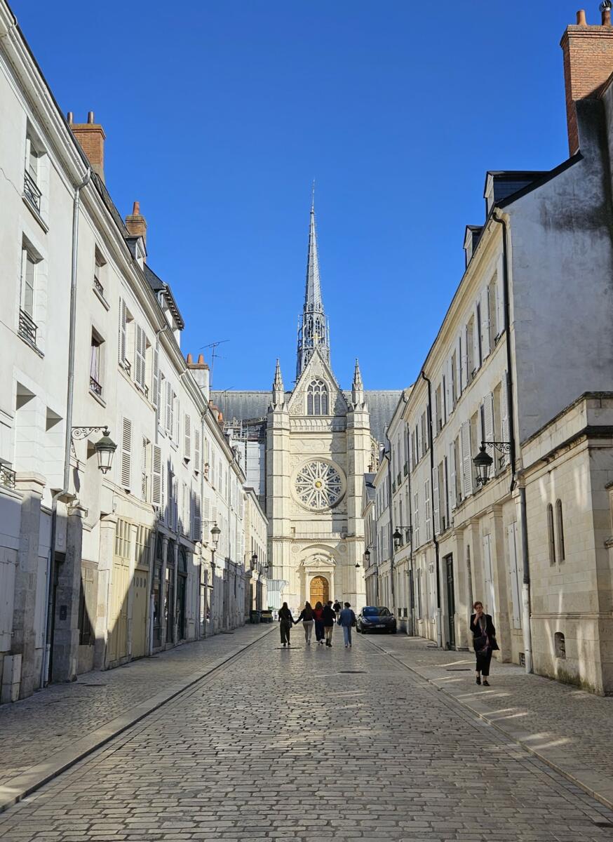 Vue sur la Cathédrale par la rue Pothier