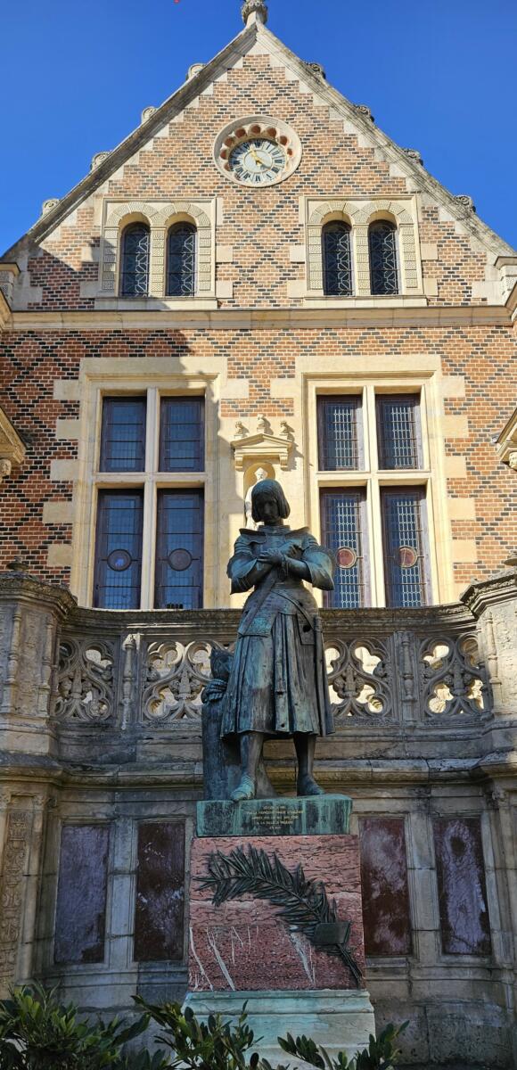 Une Statue de Jeanne d'Arc devant l'Hôtel Groslot