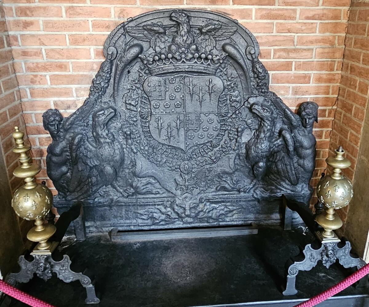 Plaque de Cheminée dans l'ancien bureau du Maire
