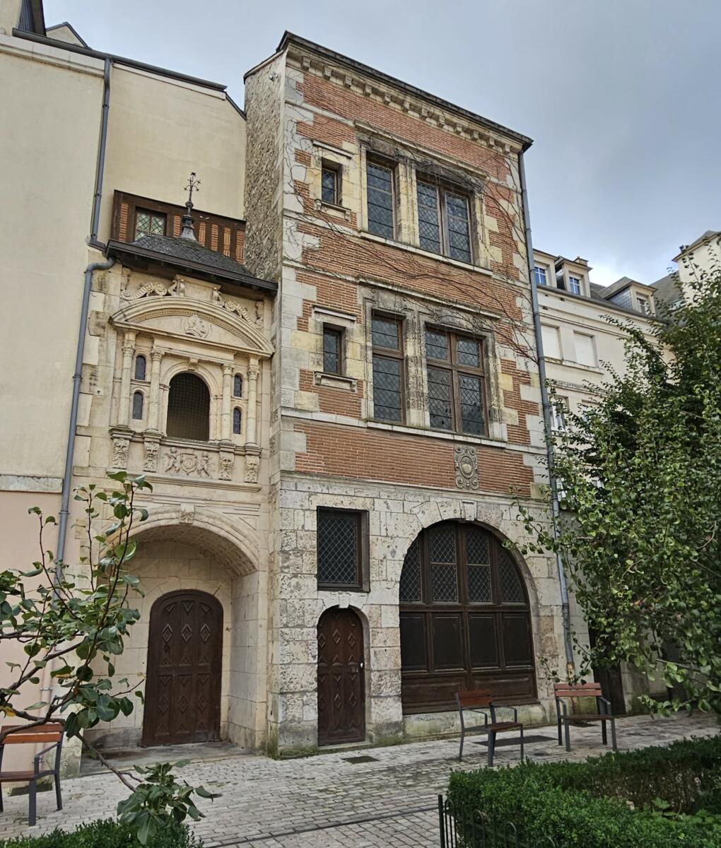 Square Abbé-Desnoyers, vue sur la maison de la paix et de la pomme